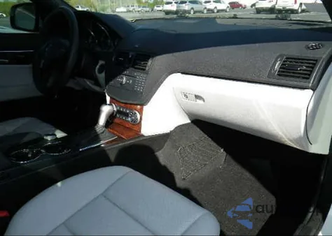 2009 Mercedes-Benz C300 из США, поврежденный, VIN WDDGF54XX9R050565